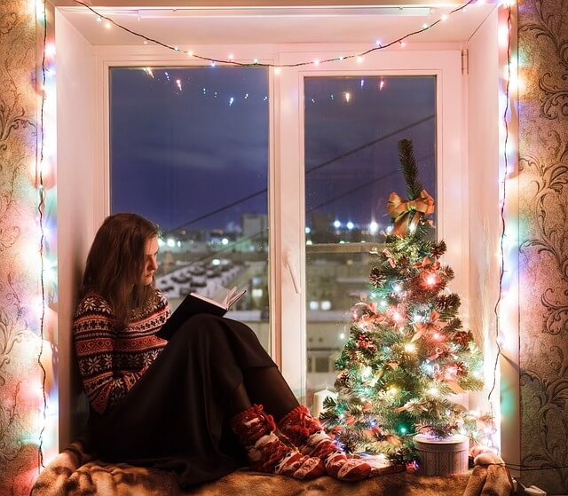 Mini Weihnachtsbaum beleuchtet auf der Fensterbank
