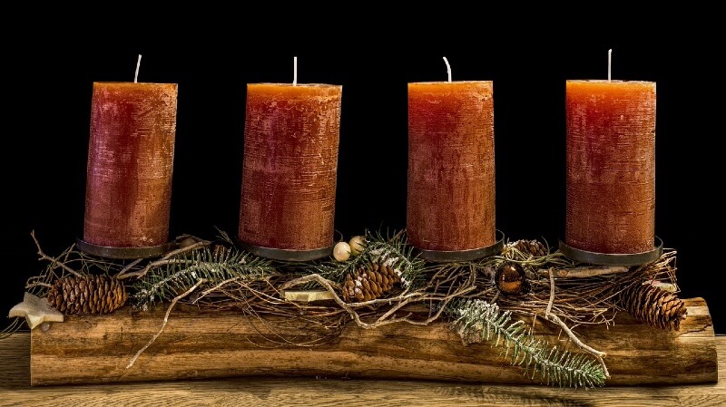 Adventskranz Holz länglich 4 rote Kerzen
