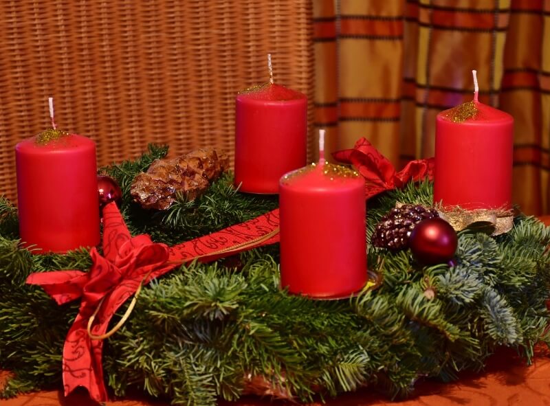 Adventskranz Rot mit Kerzen